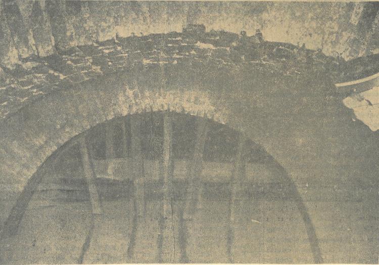 Avisudklip fra 1927, der viser fundet af den lukkede, murede kanal under Rådhuspladsen. 